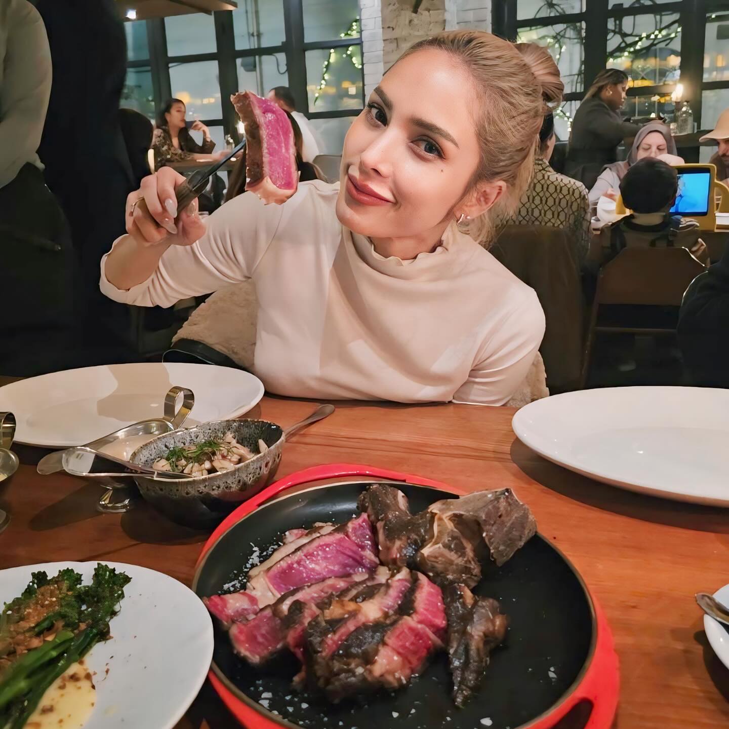 อุ้ม - ลักขณา วัธนวงส์ศิริ