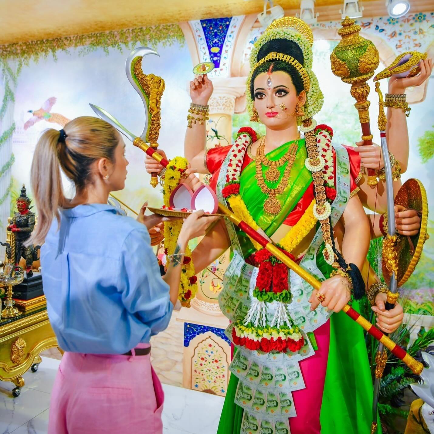 อุ้ม - ลักขณา วัธนวงส์ศิริ