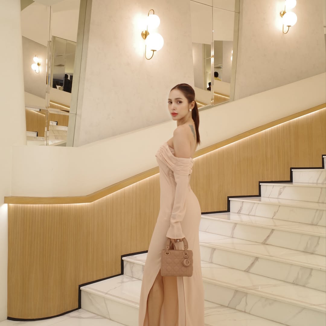 อุ้ม - ลักขณา วัธนวงส์ศิริ