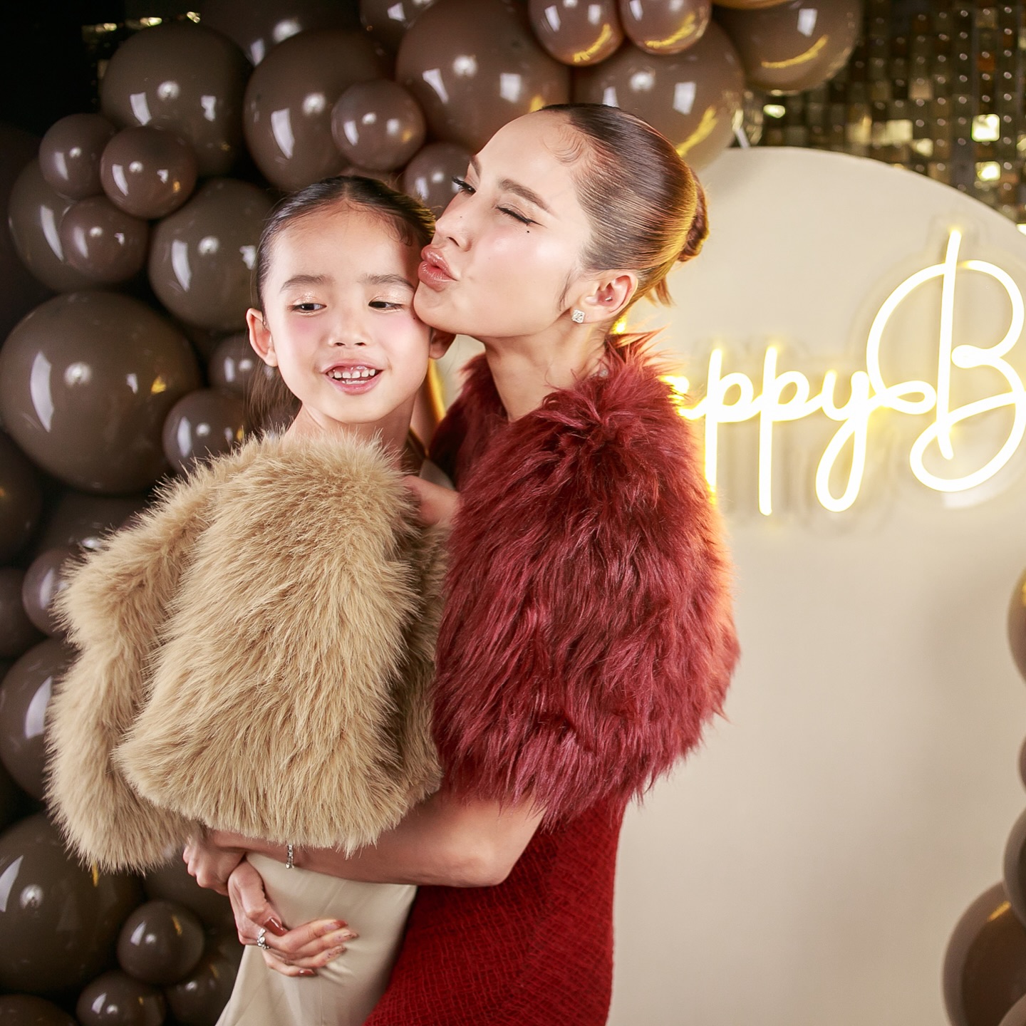 อุ้ม - ลักขณา วัธนวงส์ศิริ