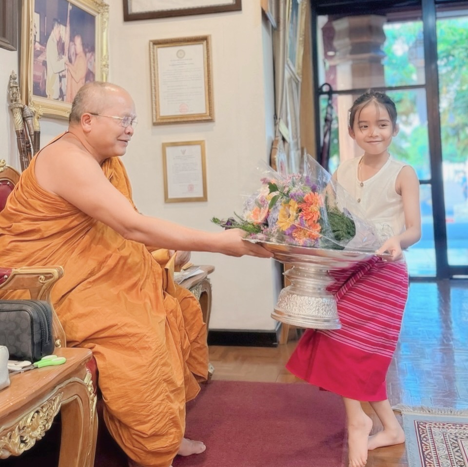 อุ้ม - ลักขณา วัธนวงส์ศิริ