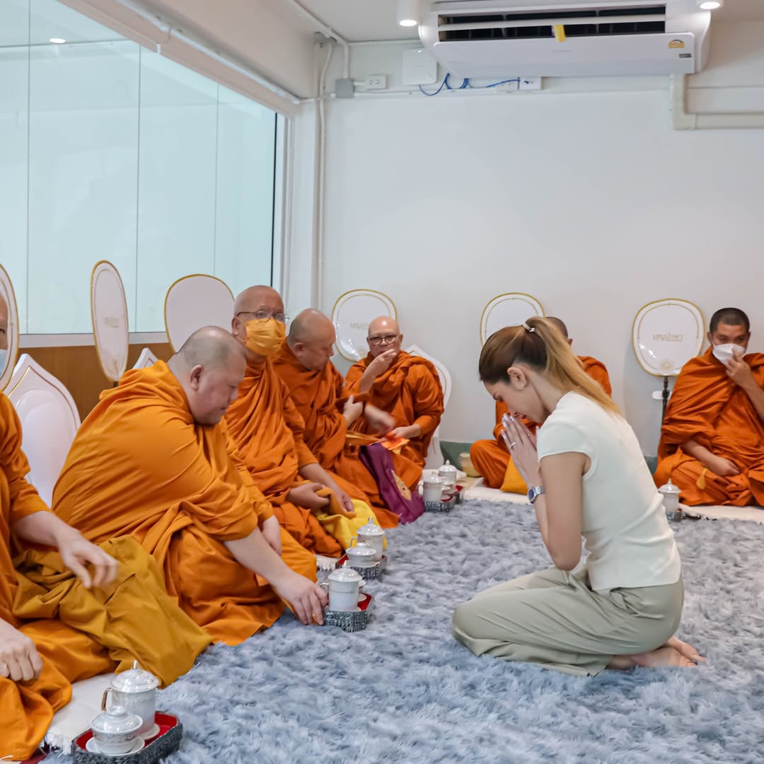 อุ้ม - ลักขณา วัธนวงส์ศิริ