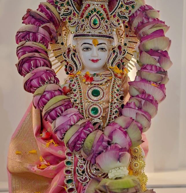 อุ้ม - ลักขณา วัธนวงส์ศิริ