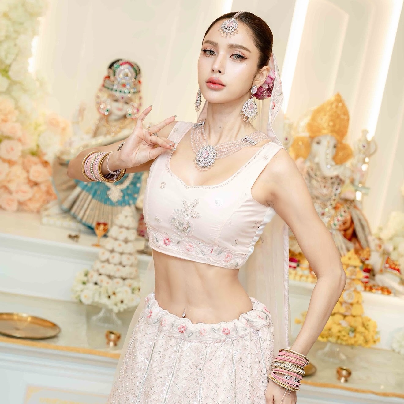 อุ้ม - ลักขณา วัธนวงส์ศิริ