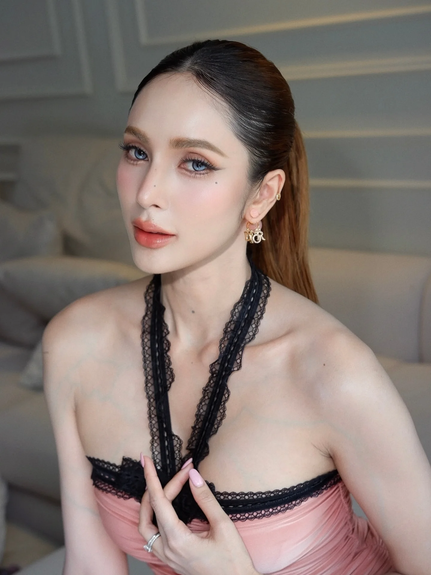 อุ้ม - ลักขณา วัธนวงส์ศิริ
