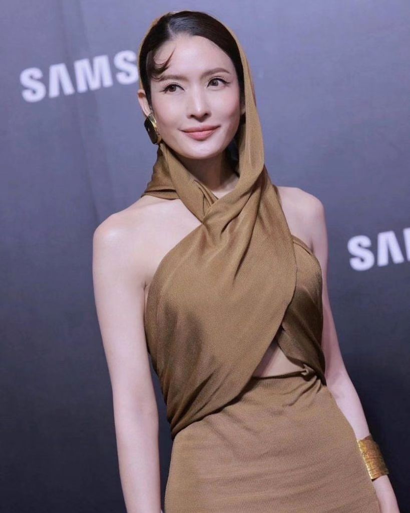 แอฟ - ทักษอร ภักดิ์สุขเจริญ
