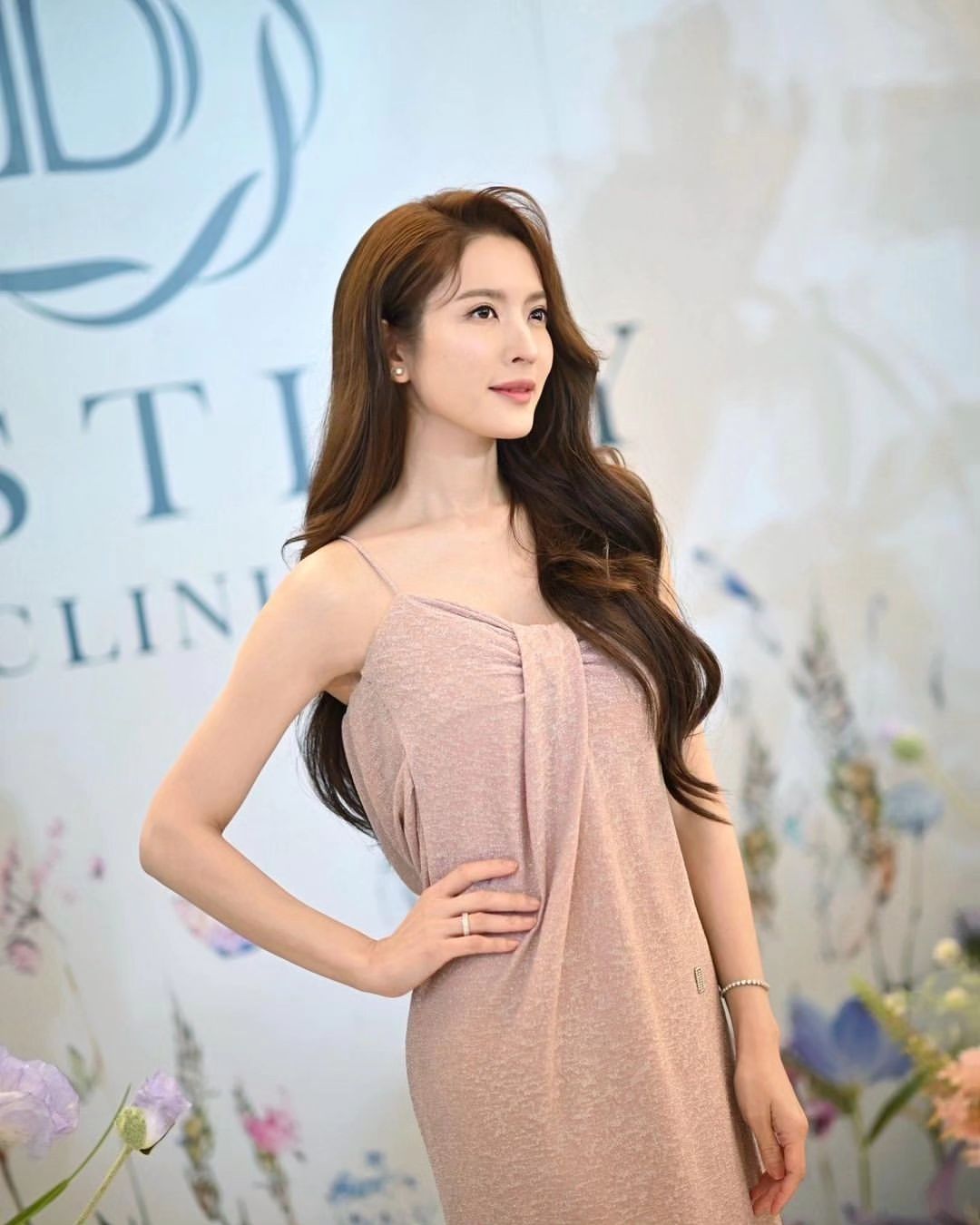 แอฟ - ทักษอร ภักดิ์สุขเจริญ