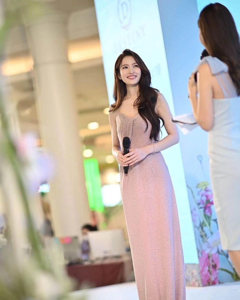 แอฟ - ทักษอร ภักดิ์สุขเจริญ