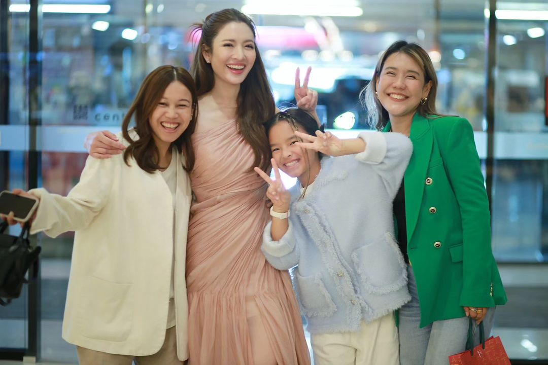 แอฟ - ทักษอร ภักดิ์สุขเจริญ