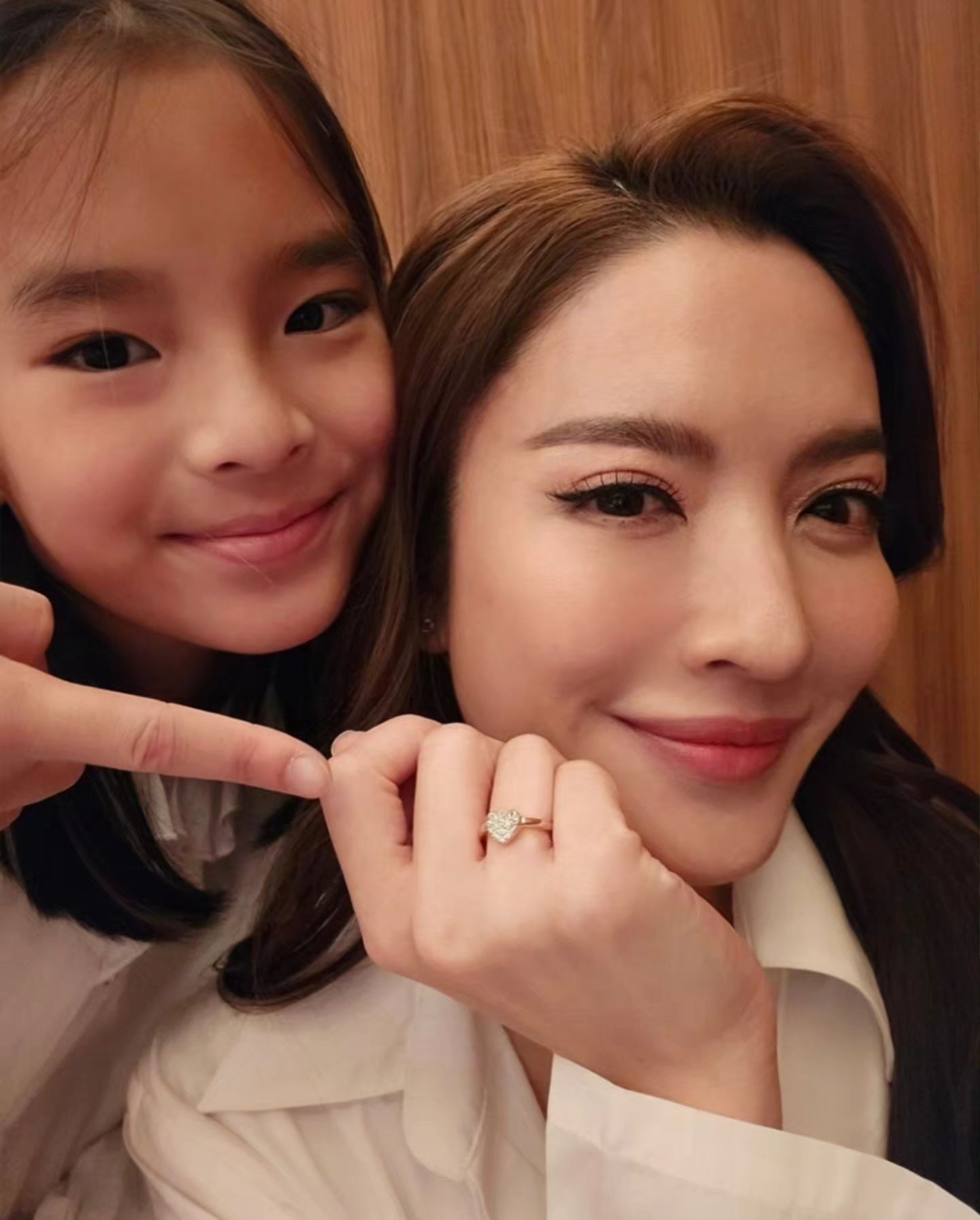 แอฟ - ทักษอร ภักดิ์สุขเจริญ