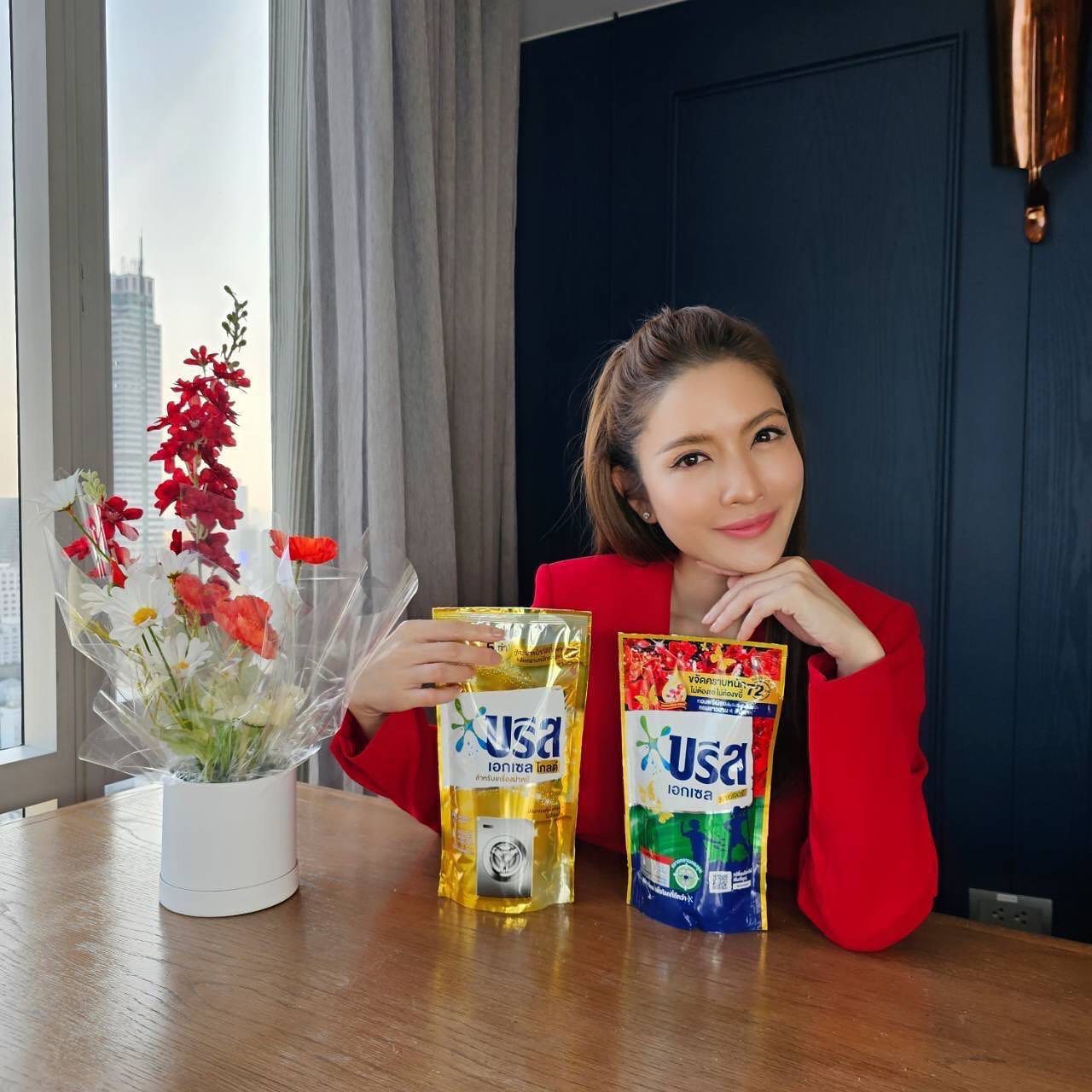 แอฟ - ทักษอร ภักดิ์สุขเจริญ