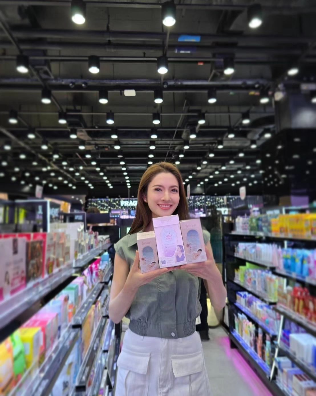 แอฟ - ทักษอร ภักดิ์สุขเจริญ