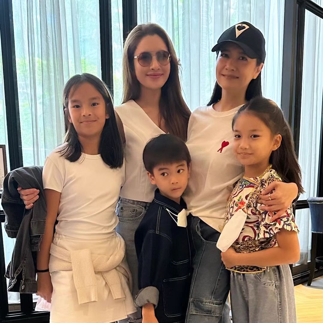 แอฟ - ทักษอร ภักดิ์สุขเจริญ