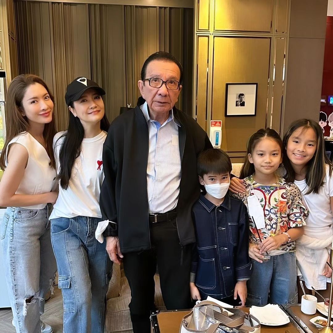 แอฟ - ทักษอร ภักดิ์สุขเจริญ