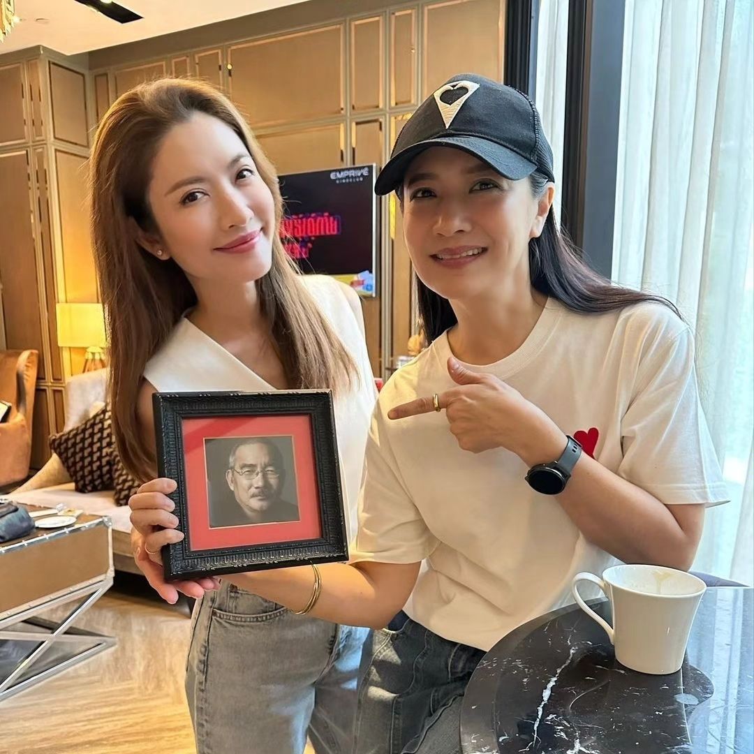 แอฟ - ทักษอร ภักดิ์สุขเจริญ