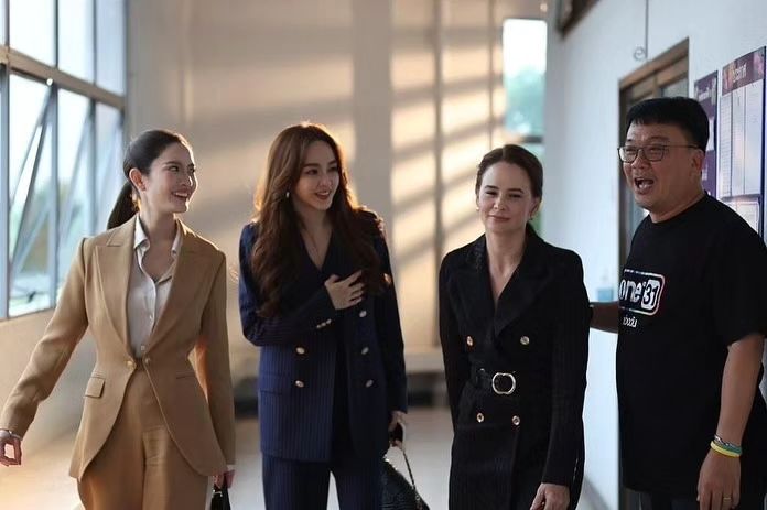 แอฟ - ทักษอร ภักดิ์สุขเจริญ