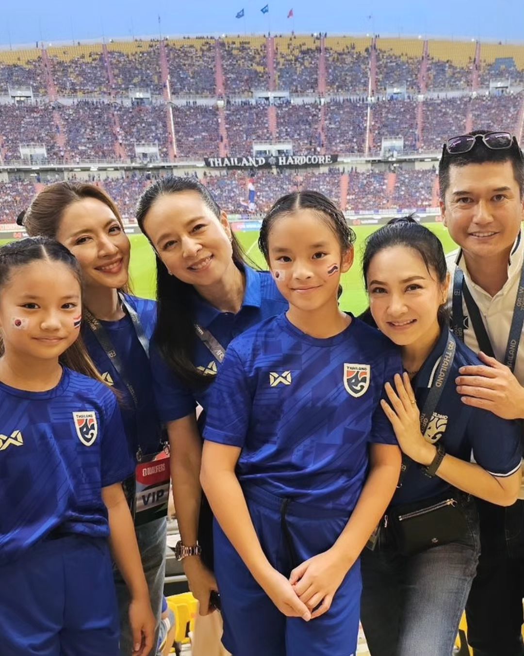 แอฟ - ทักษอร ภักดิ์สุขเจริญ