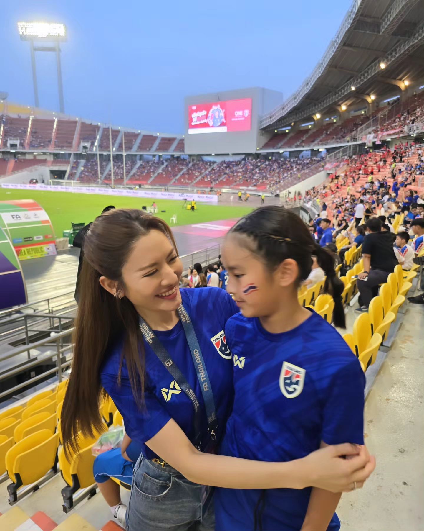 แอฟ - ทักษอร ภักดิ์สุขเจริญ