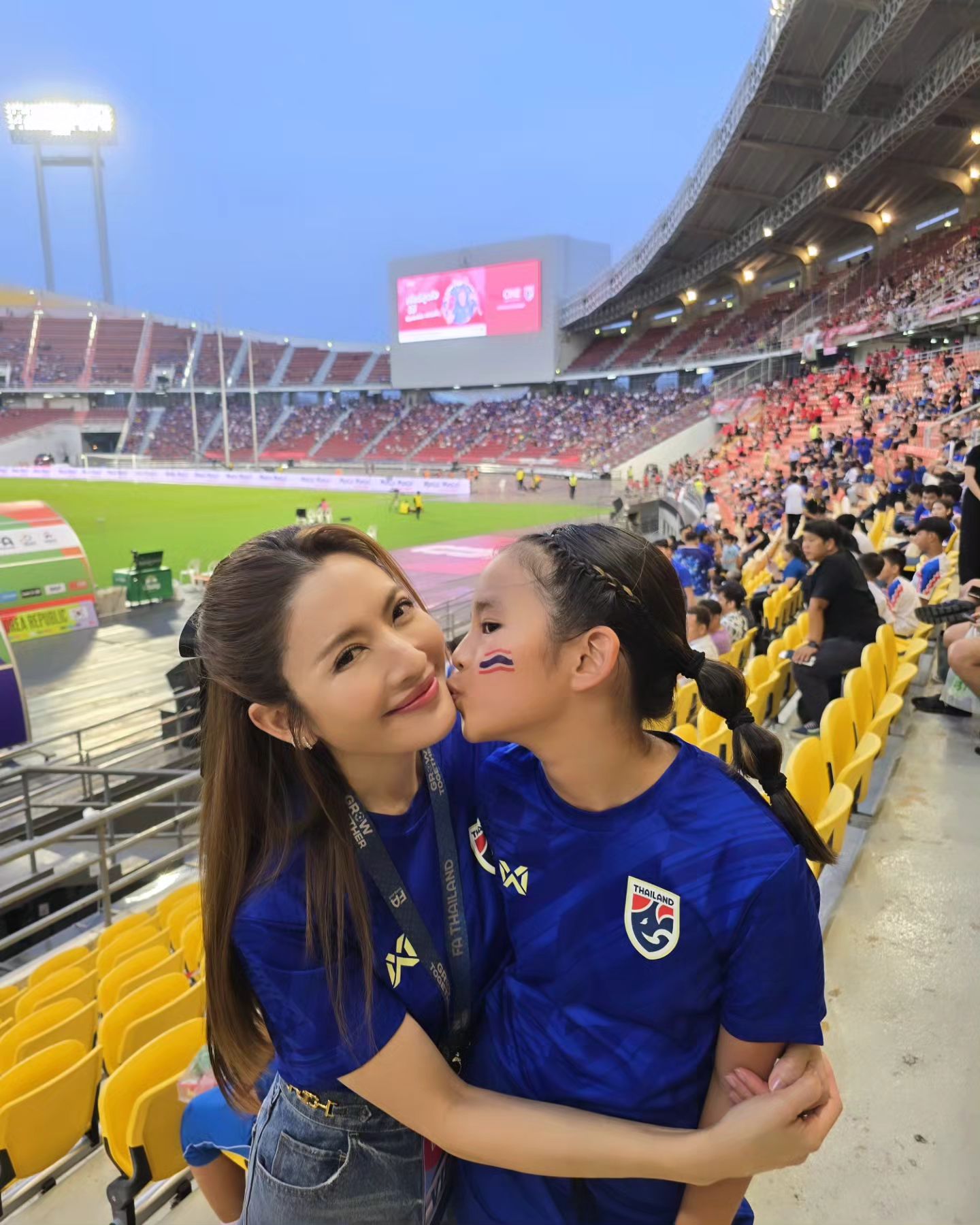 แอฟ - ทักษอร ภักดิ์สุขเจริญ