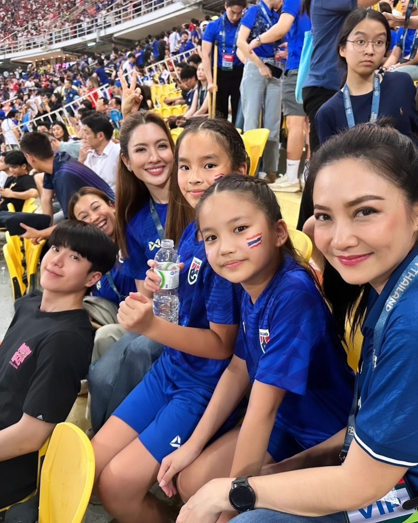 แอฟ - ทักษอร ภักดิ์สุขเจริญ