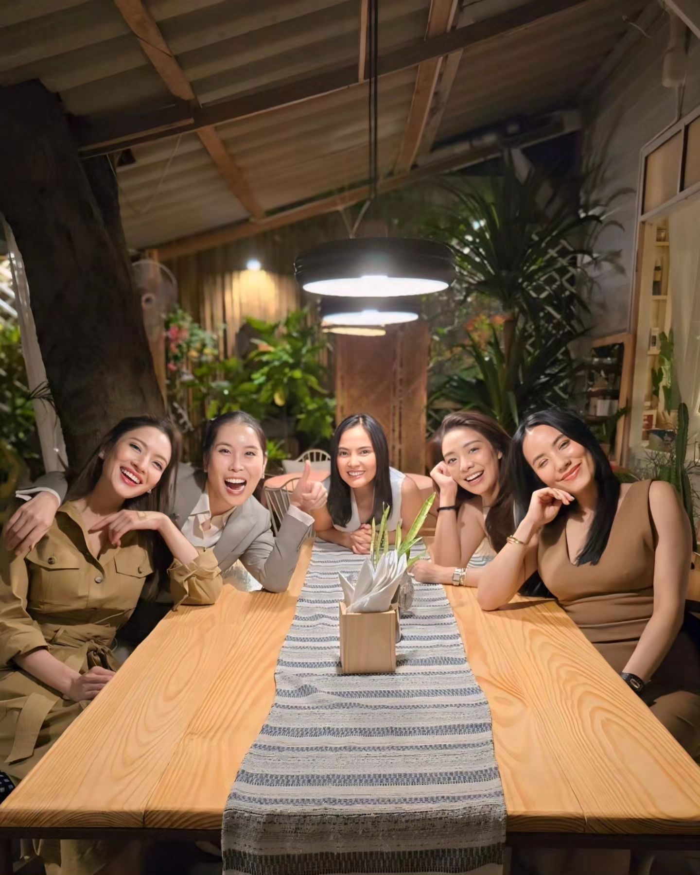 แอฟ - ทักษอร ภักดิ์สุขเจริญ