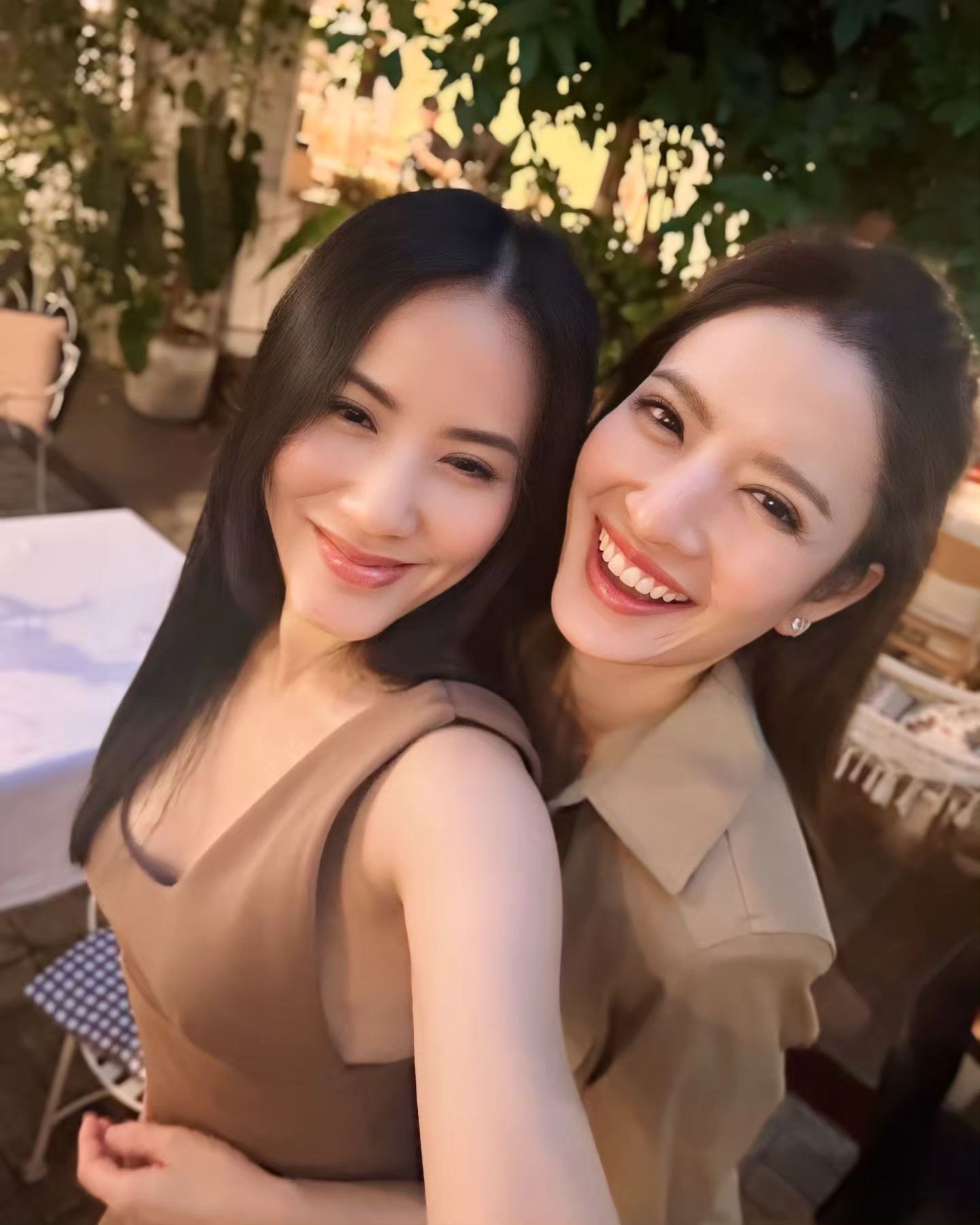 แอฟ - ทักษอร ภักดิ์สุขเจริญ