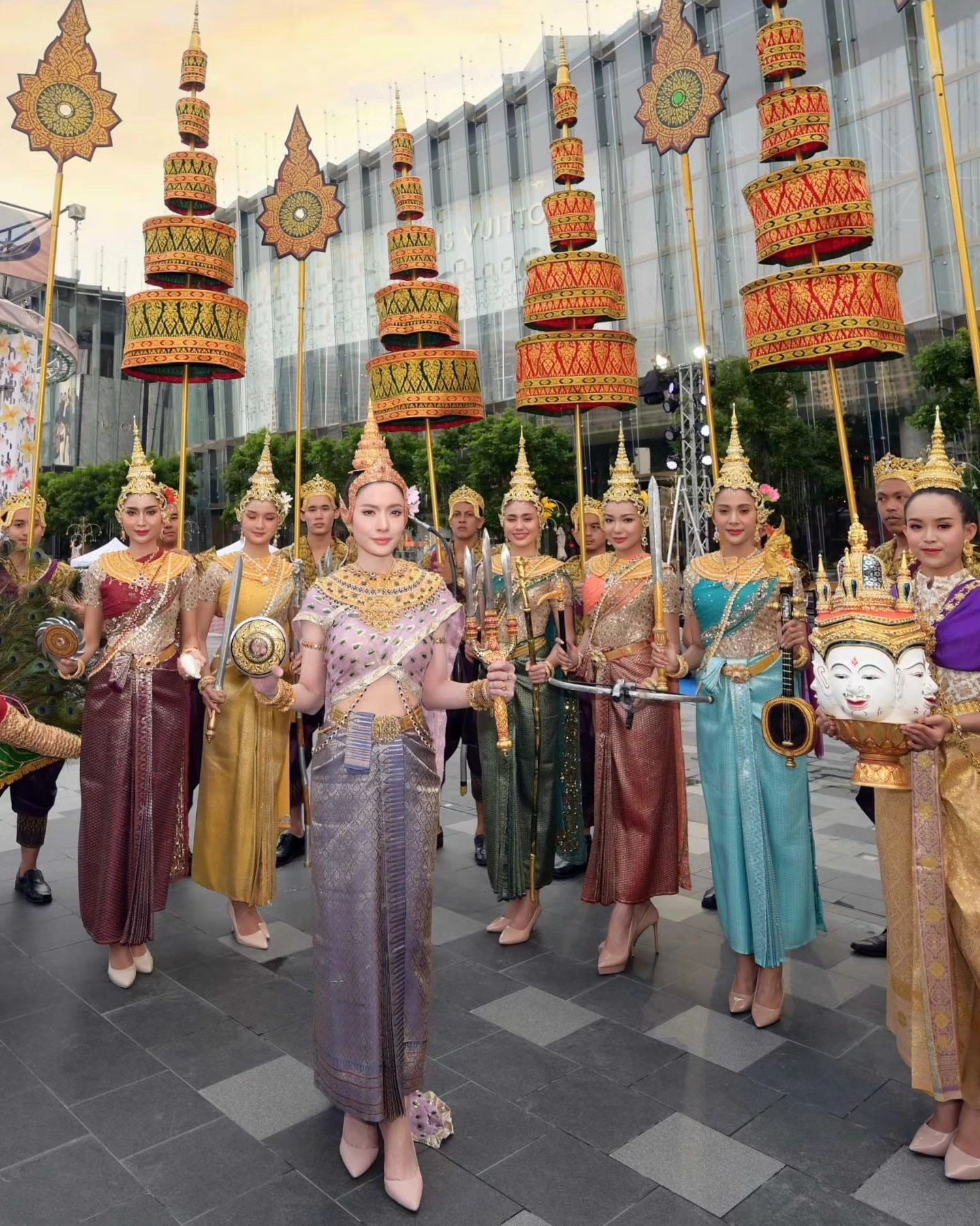 แอฟ - ทักษอร ภักดิ์สุขเจริญ