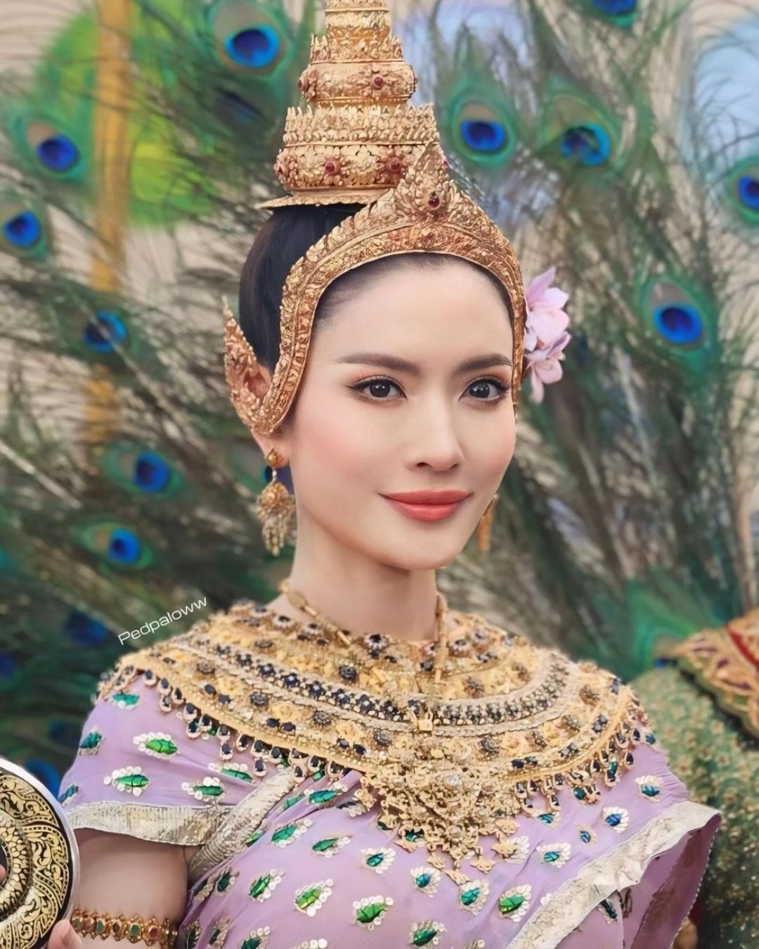 แอฟ - ทักษอร ภักดิ์สุขเจริญ