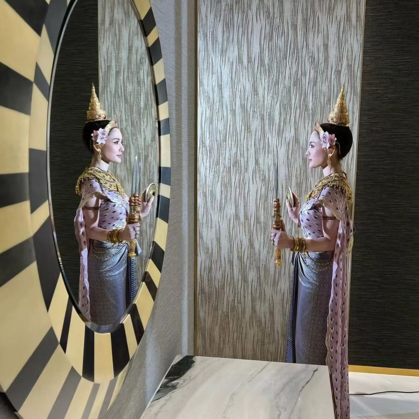 แอฟ - ทักษอร ภักดิ์สุขเจริญ