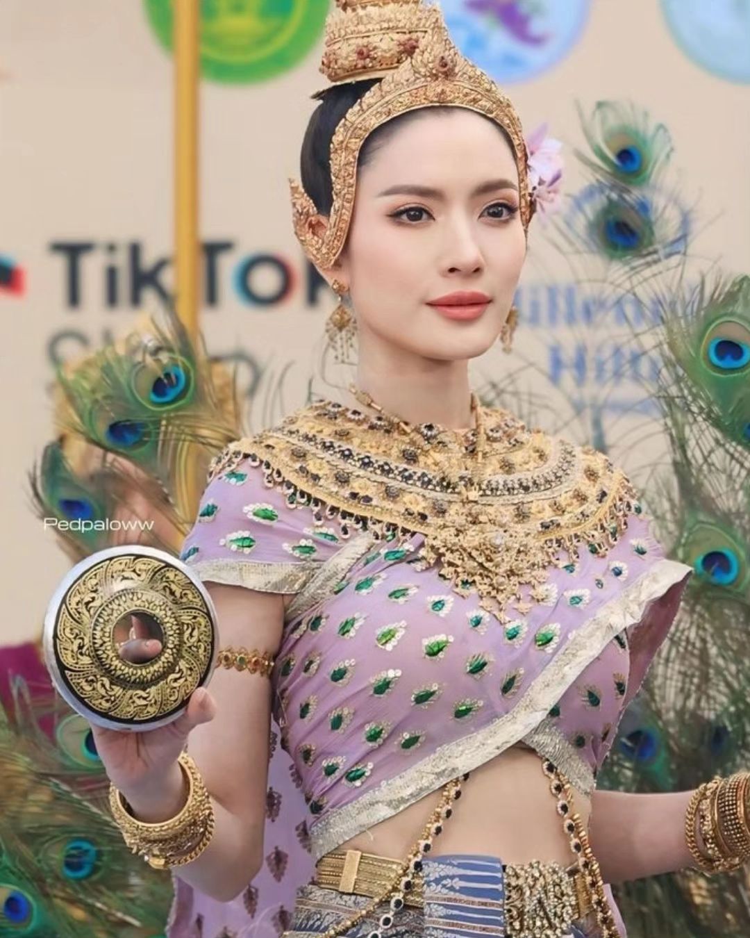 แอฟ - ทักษอร ภักดิ์สุขเจริญ