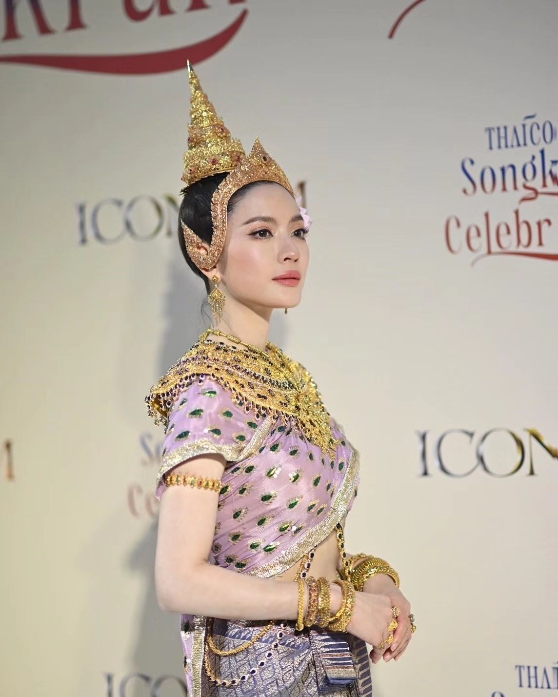 แอฟ - ทักษอร ภักดิ์สุขเจริญ