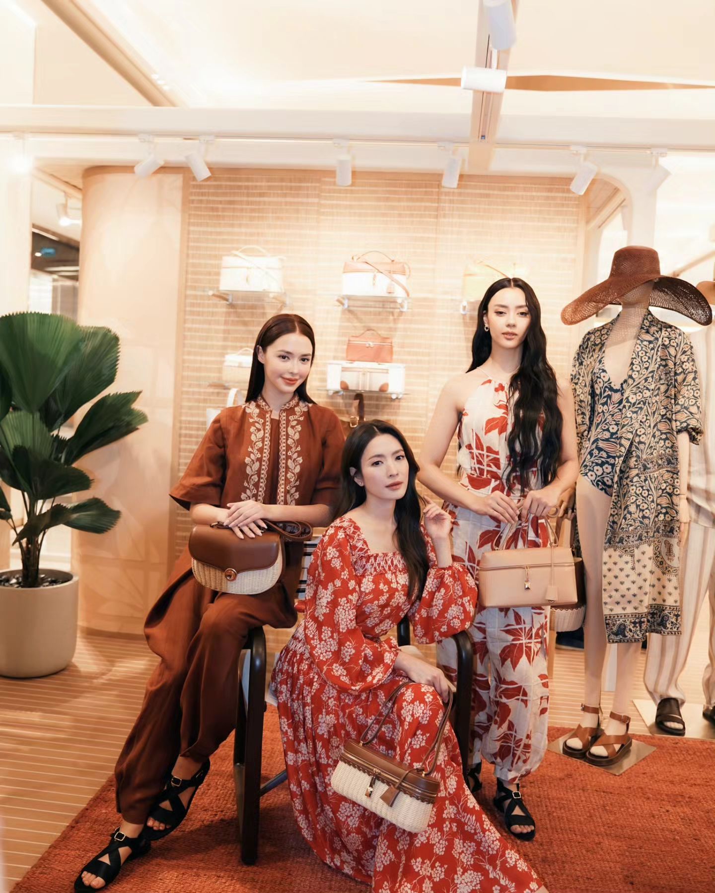 แอฟ - ทักษอร ภักดิ์สุขเจริญ