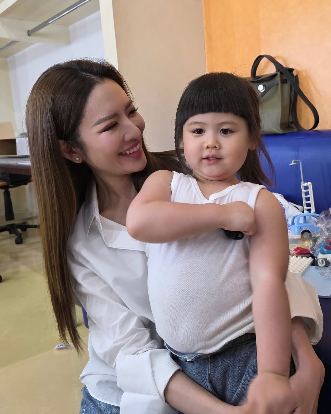 แอฟ - ทักษอร ภักดิ์สุขเจริญ
