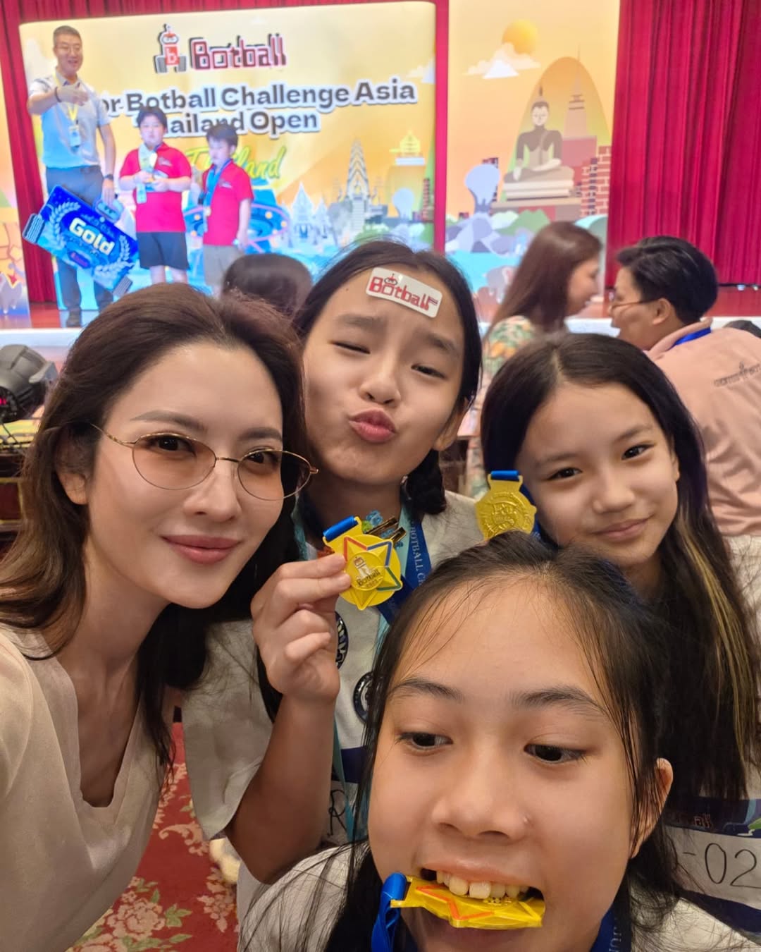 แอฟ - ทักษอร ภักดิ์สุขเจริญ