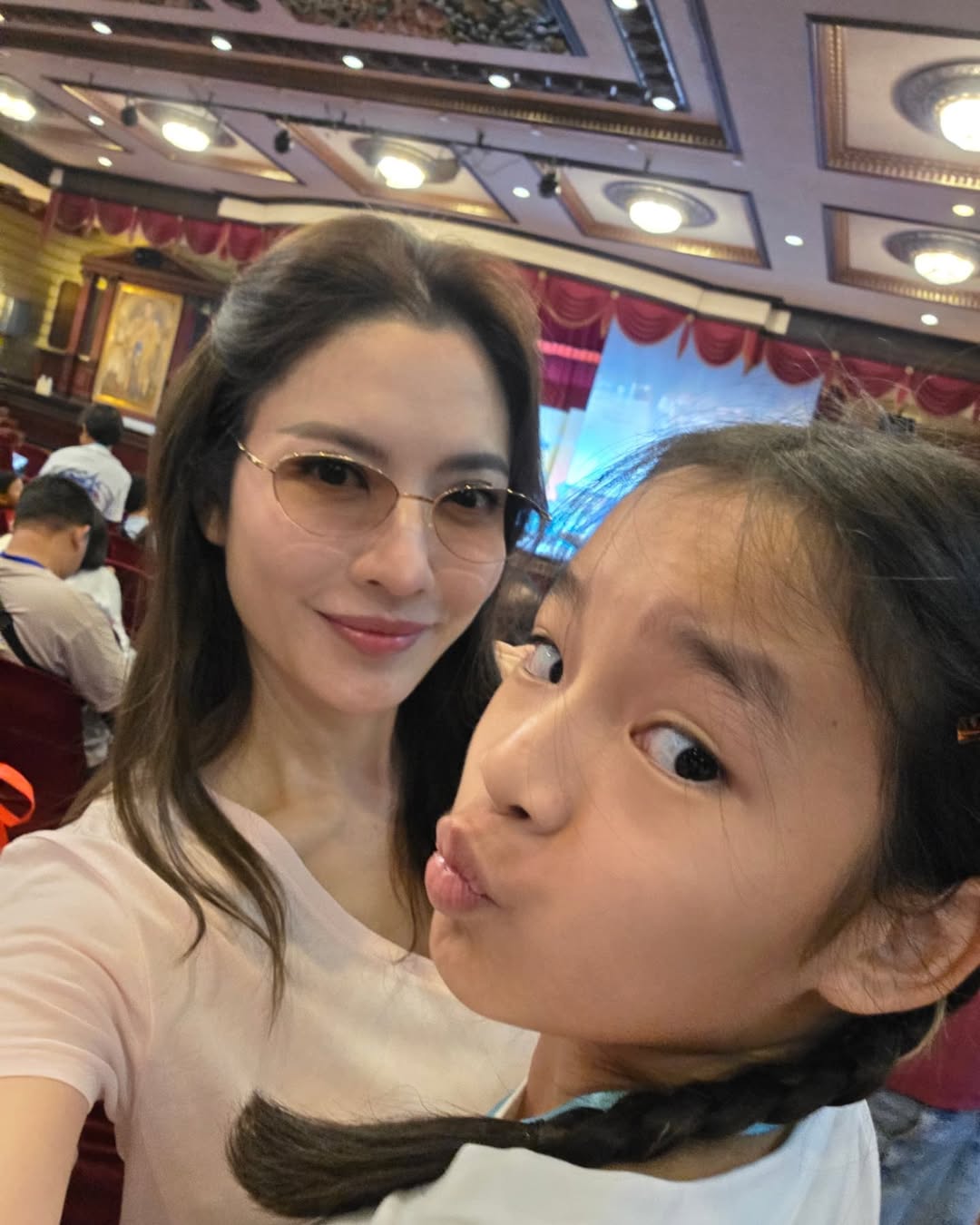 แอฟ - ทักษอร ภักดิ์สุขเจริญ