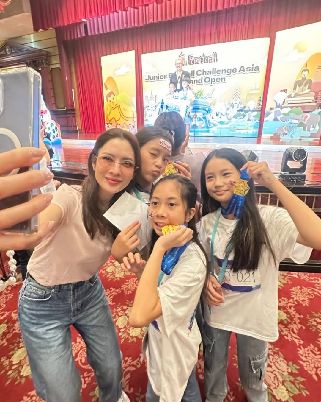 แอฟ - ทักษอร ภักดิ์สุขเจริญ