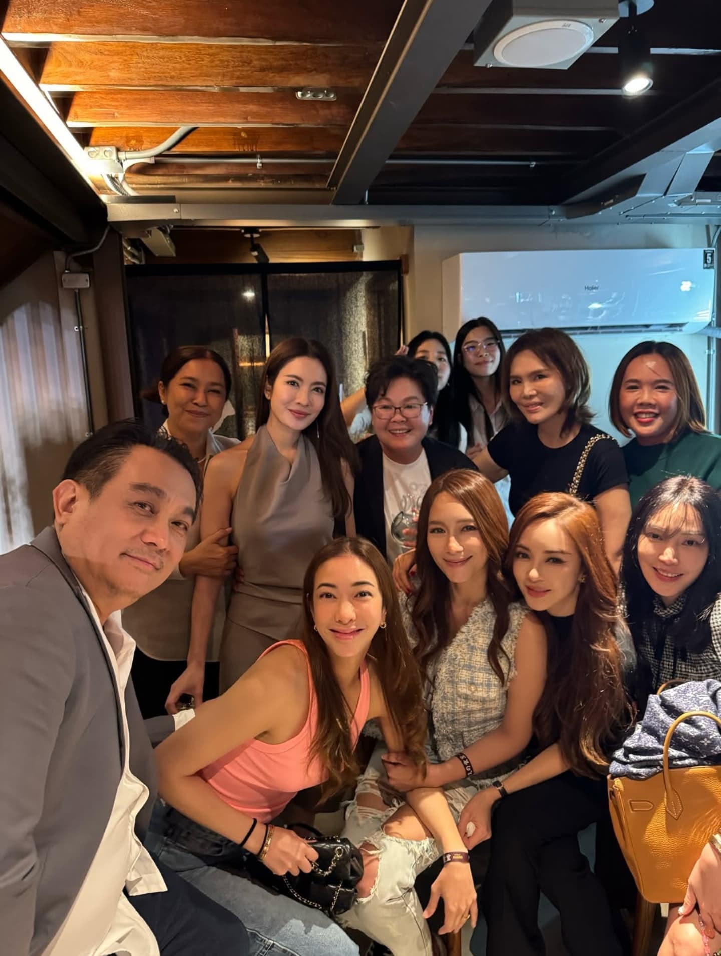 แอฟ - ทักษอร ภักดิ์สุขเจริญ