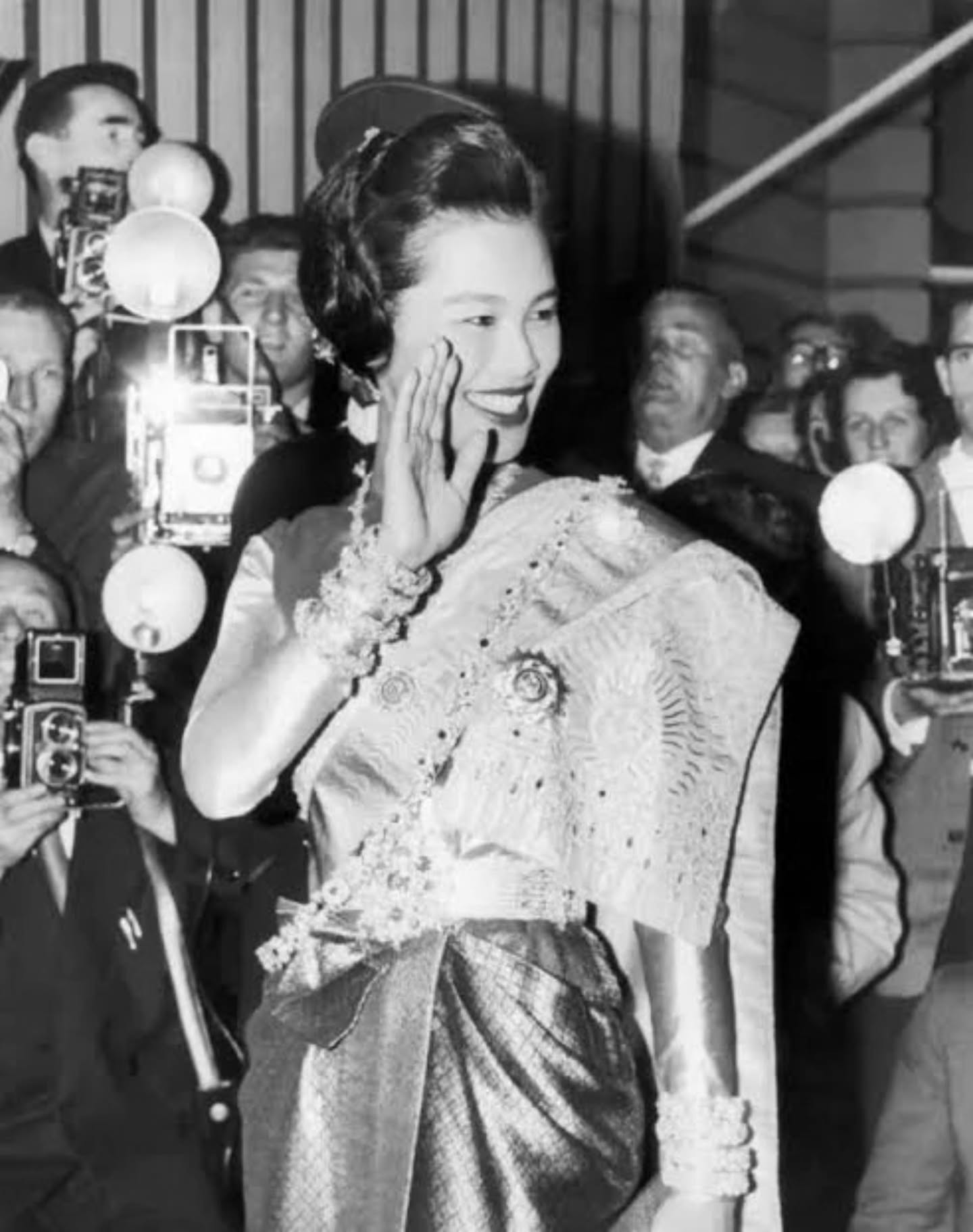 แอฟ - ทักษอร ภักดิ์สุขเจริญ