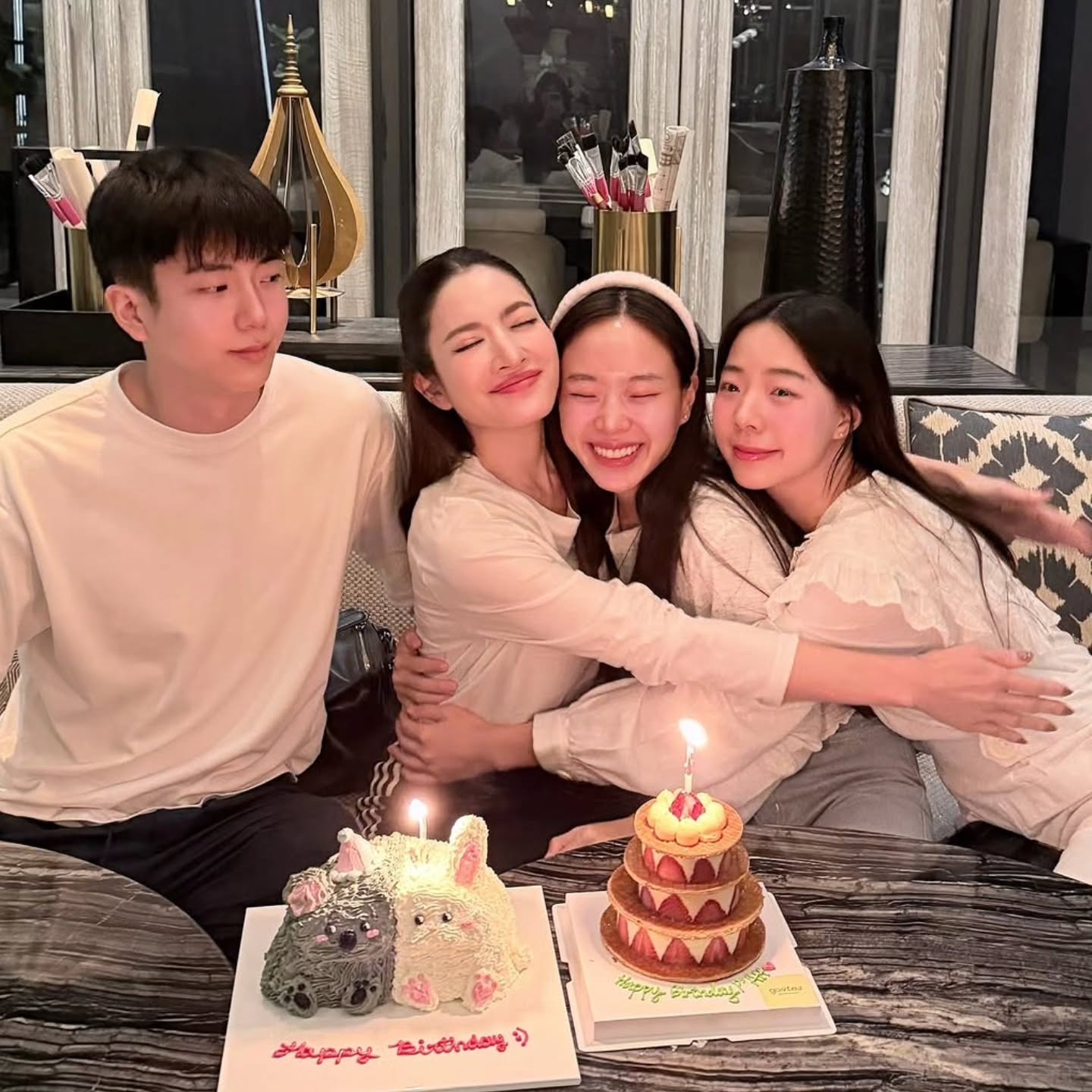 แอฟ - ทักษอร ภักดิ์สุขเจริญ