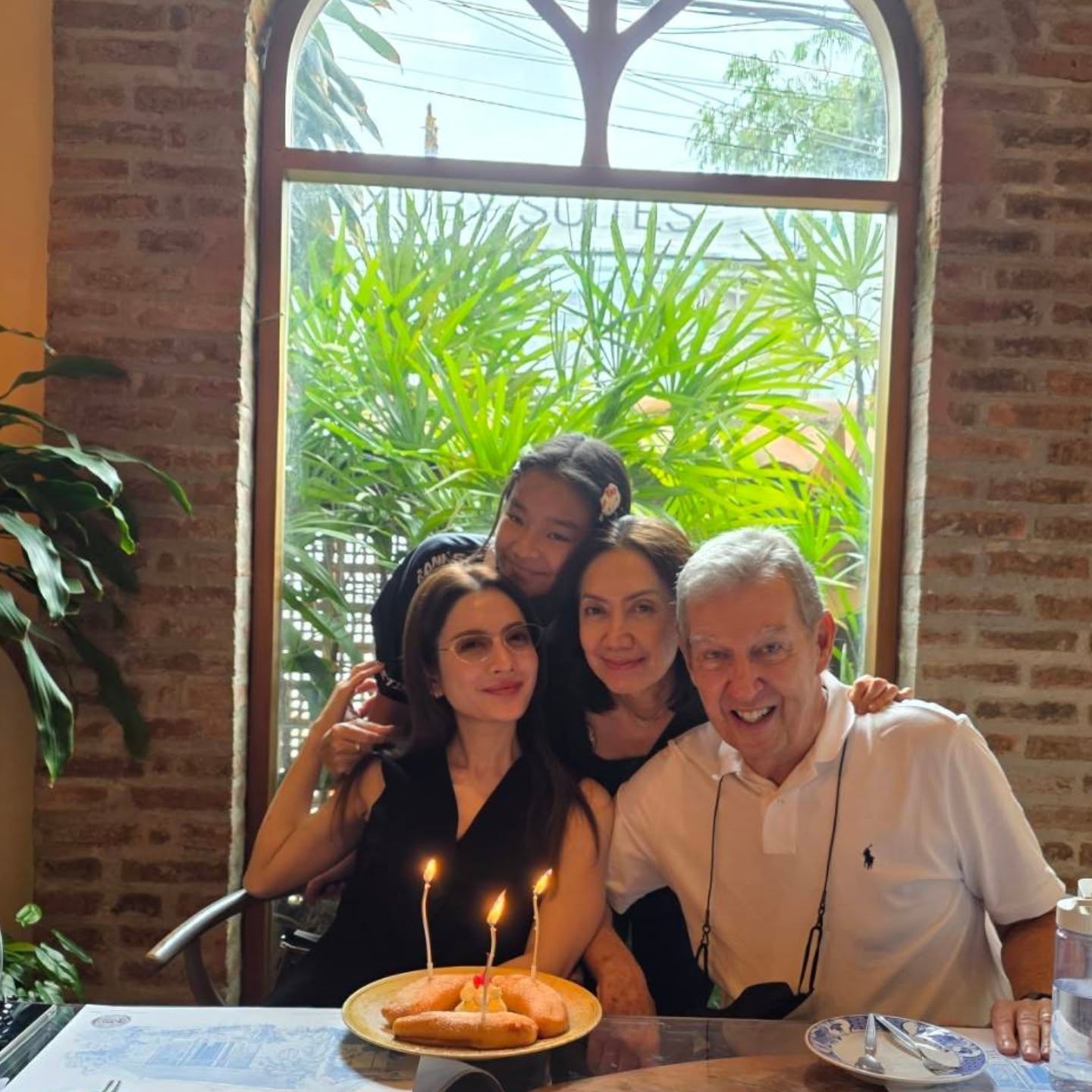 แอฟ - ทักษอร ภักดิ์สุขเจริญ