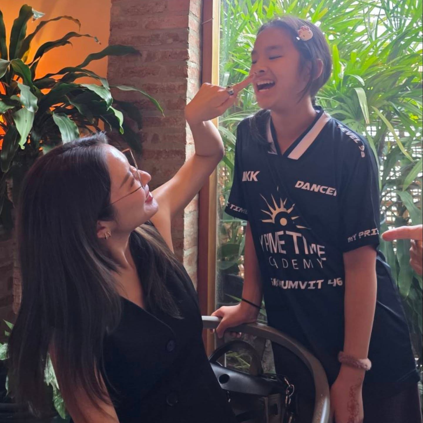 แอฟ - ทักษอร ภักดิ์สุขเจริญ