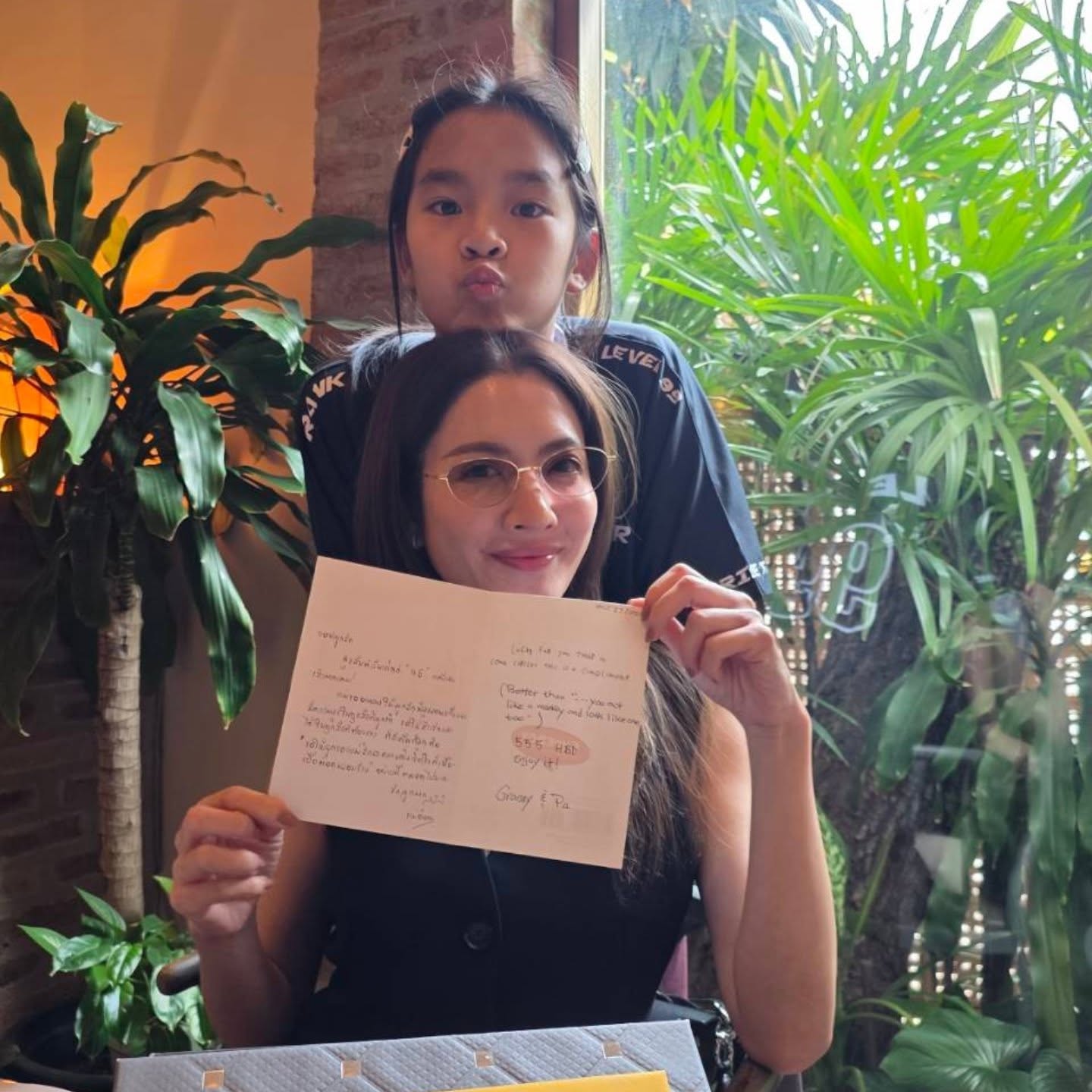 แอฟ - ทักษอร ภักดิ์สุขเจริญ