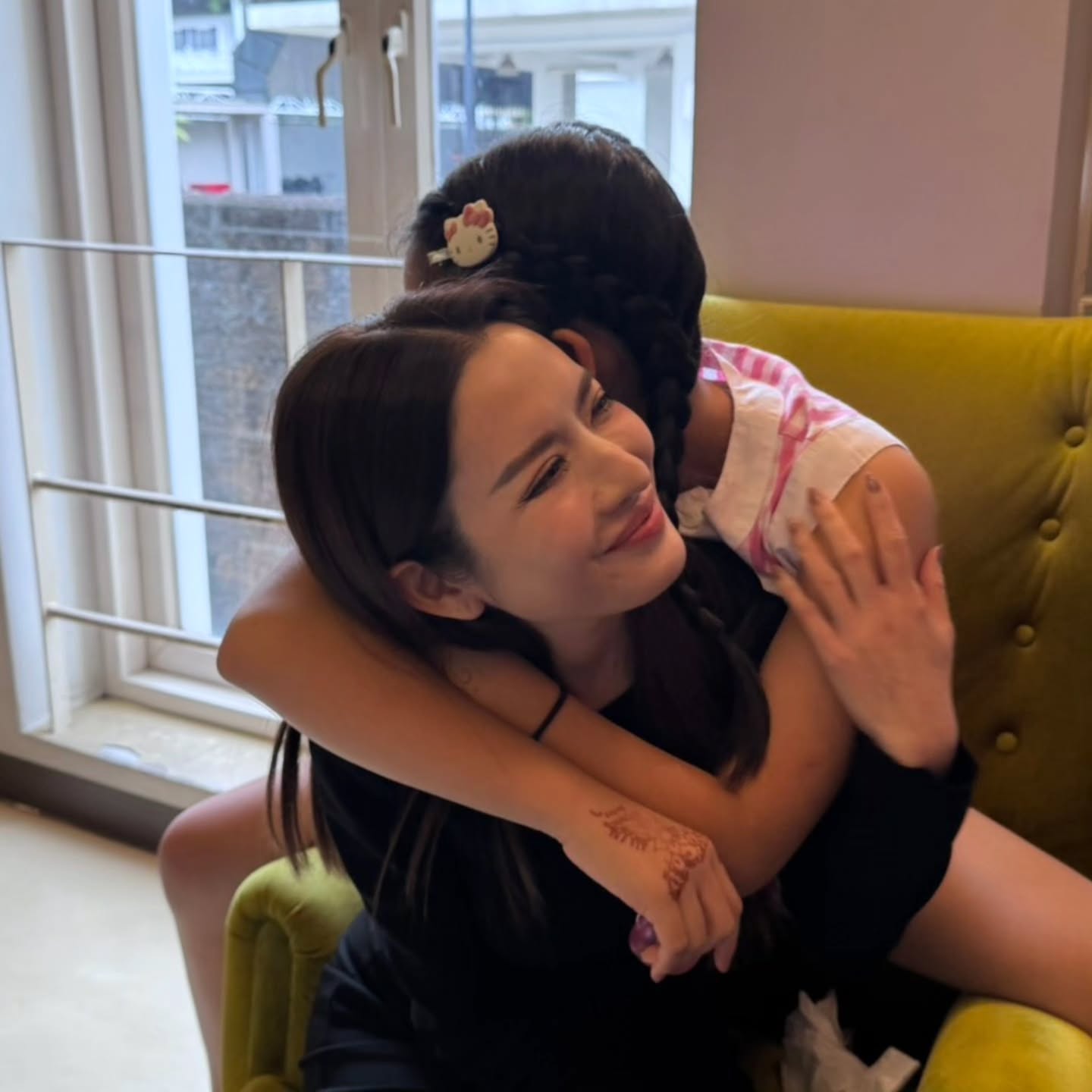 แอฟ - ทักษอร ภักดิ์สุขเจริญ