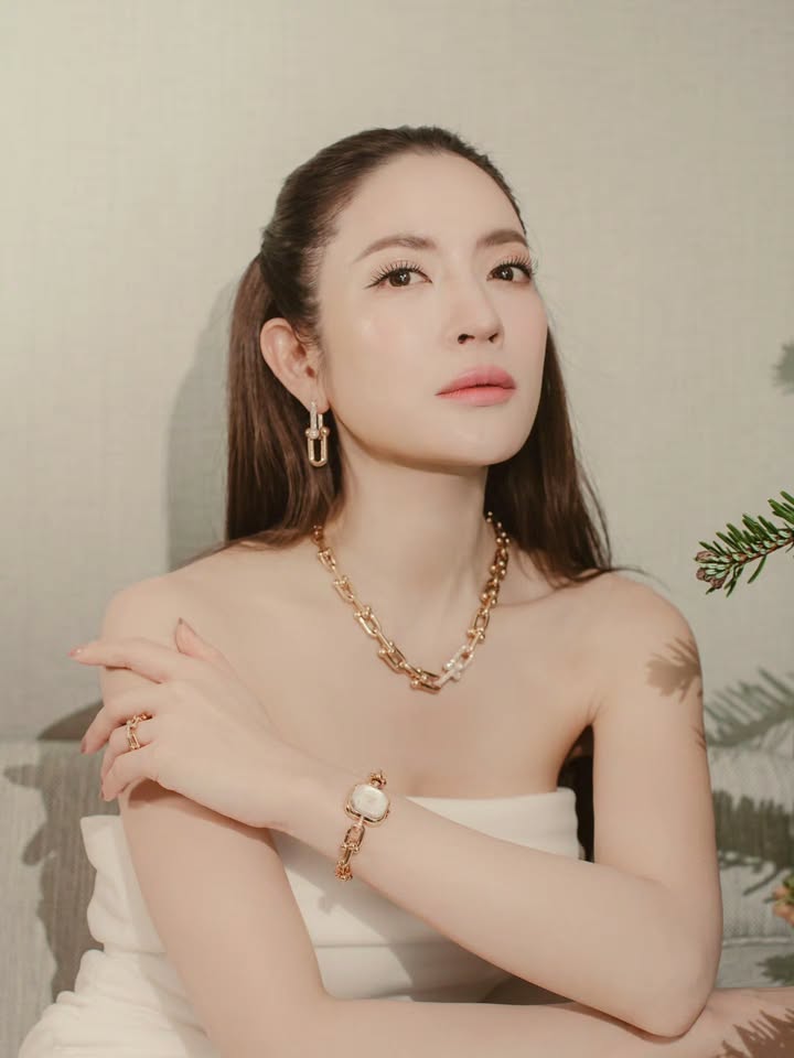 แอฟ - ทักษอร ภักดิ์สุขเจริญ