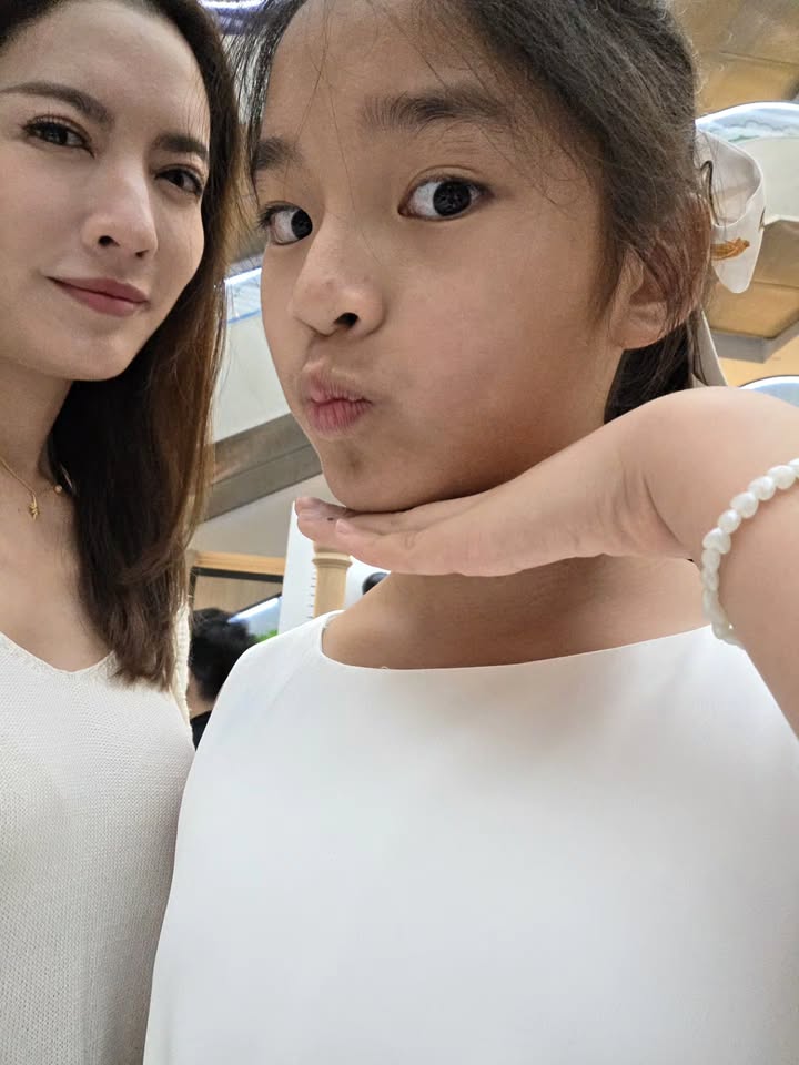 แอฟ - ทักษอร ภักดิ์สุขเจริญ