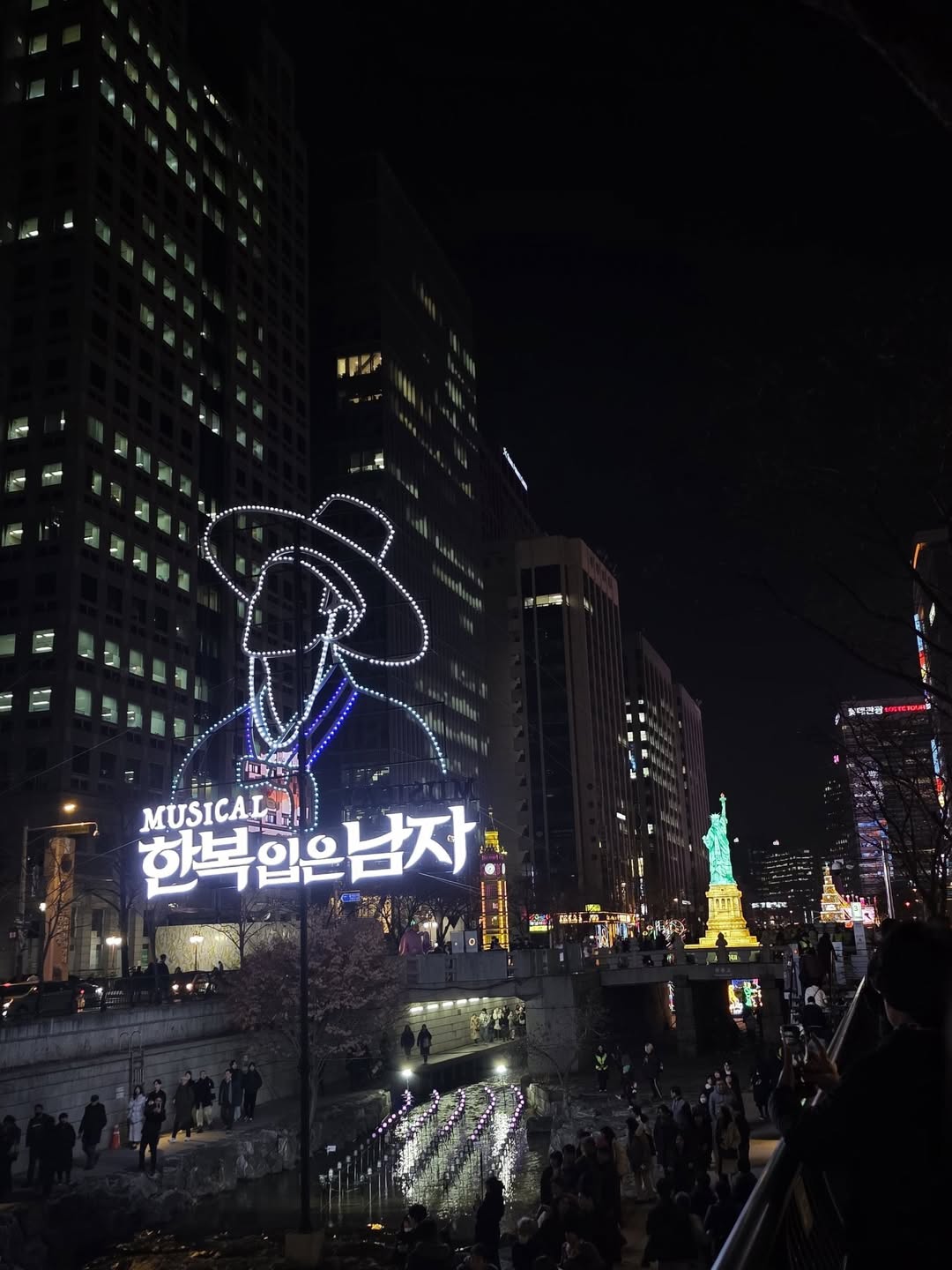 แอฟ - ทักษอร ภักดิ์สุขเจริญ