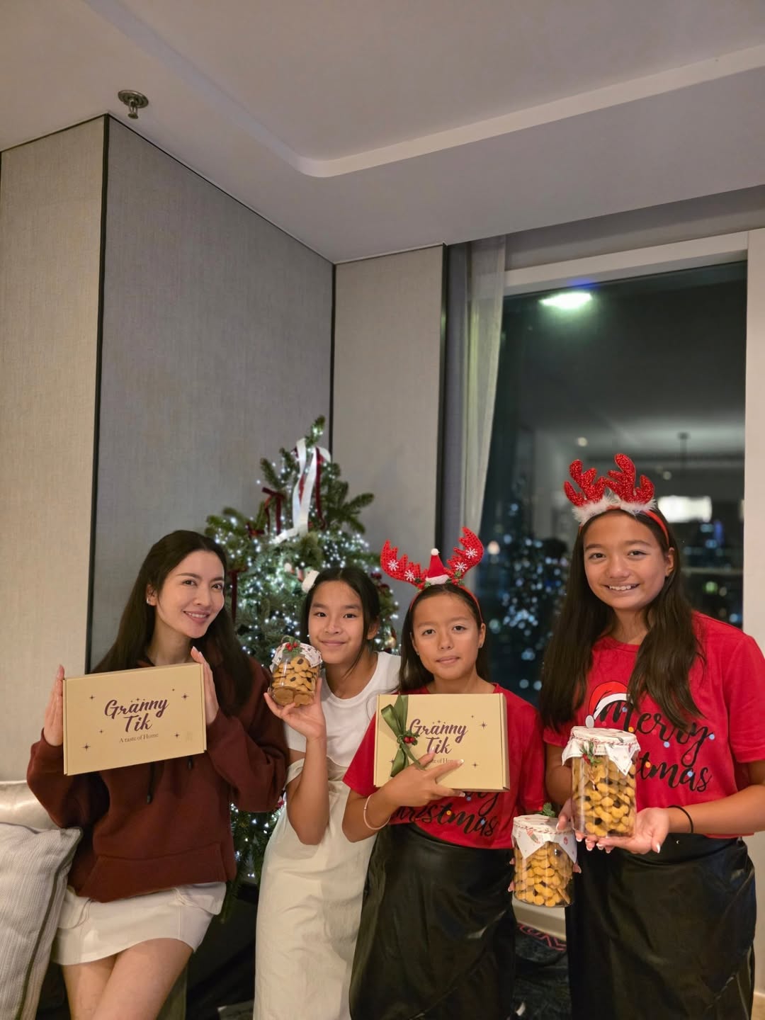 แอฟ - ทักษอร ภักดิ์สุขเจริญ