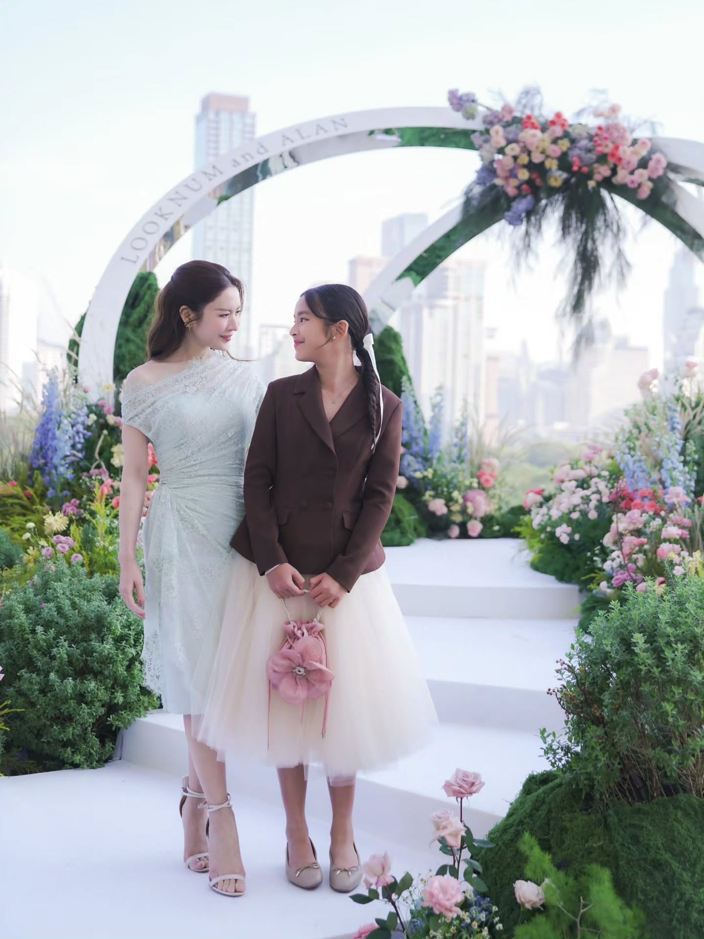 แอฟ - ทักษอร ภักดิ์สุขเจริญ