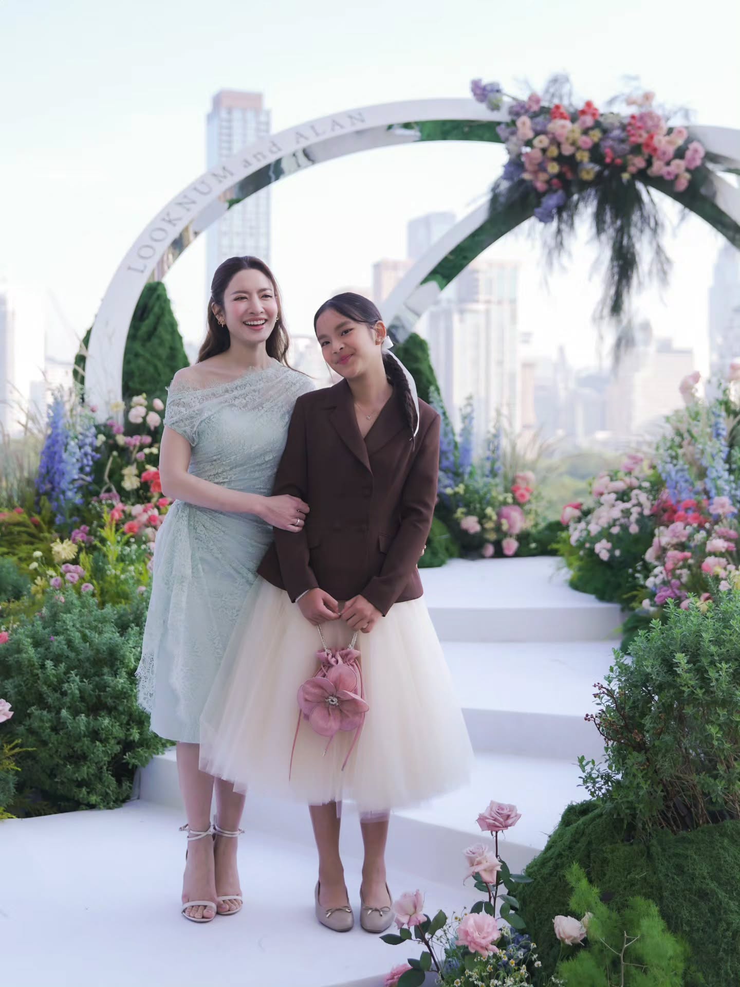 แอฟ - ทักษอร ภักดิ์สุขเจริญ