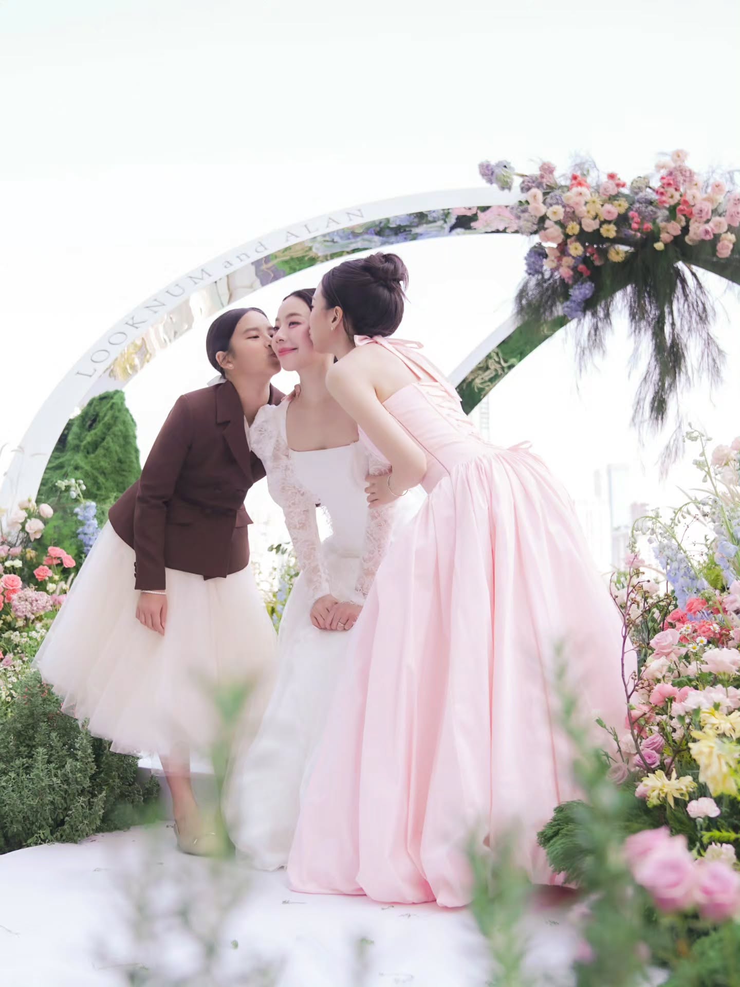 แอฟ - ทักษอร ภักดิ์สุขเจริญ